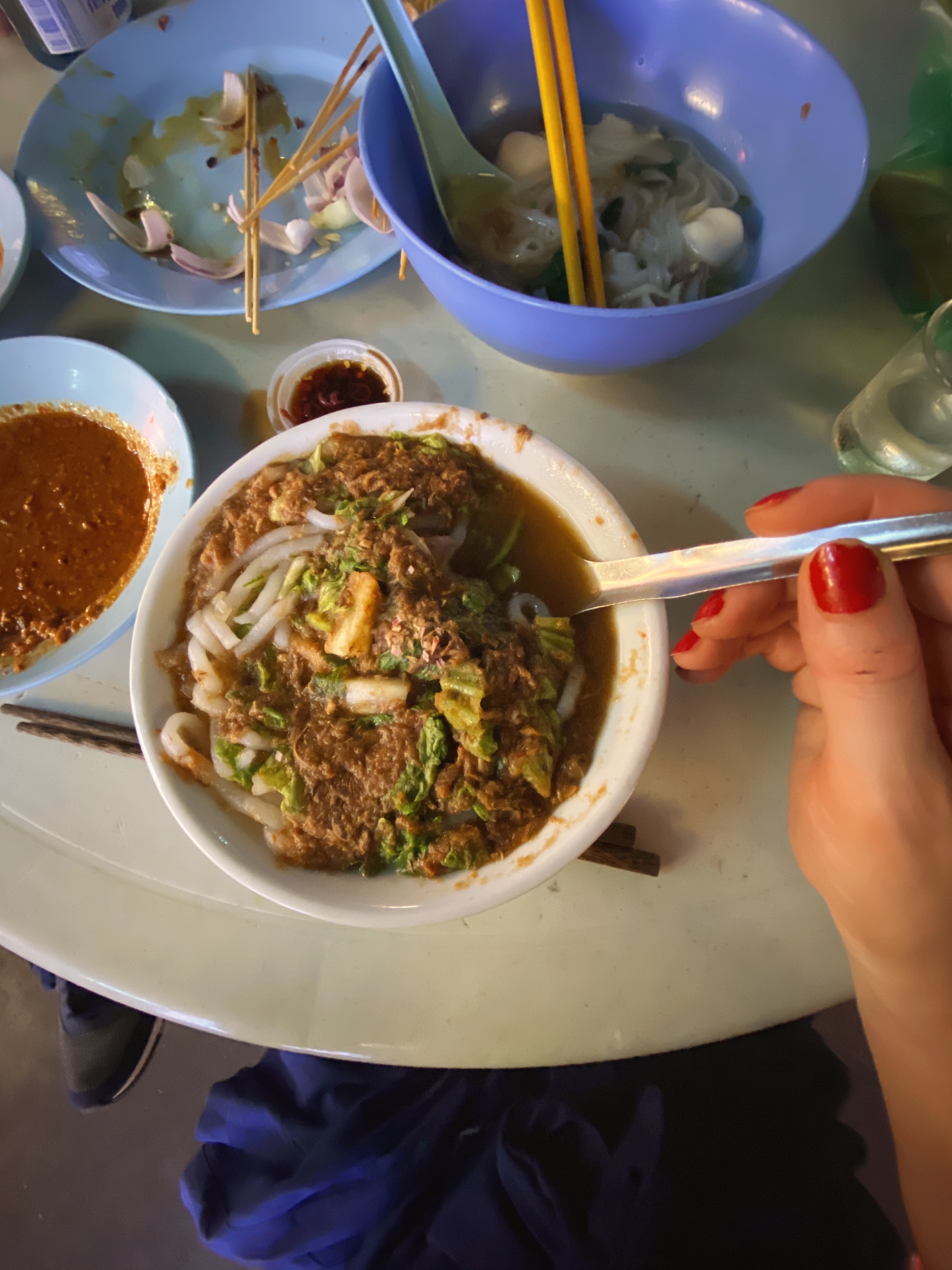 Assam Laksa: sűrű halas lé tésztával, sok korianderrel